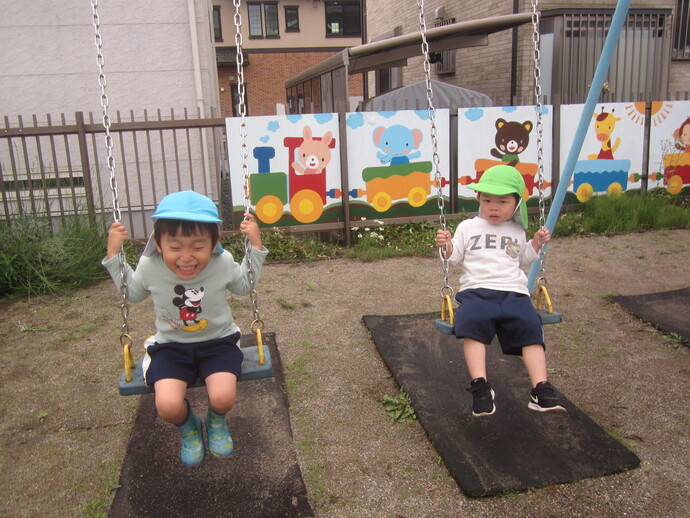 写真 ブランコで遊ぶ幼児