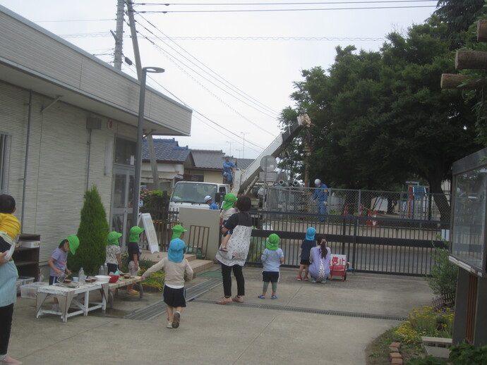 写真 工事を眺める幼児