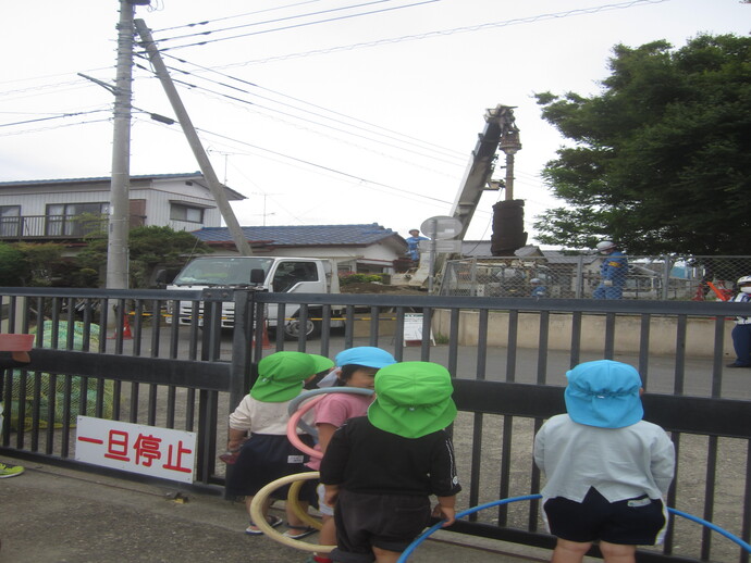 写真 工事を眺める子どもたち