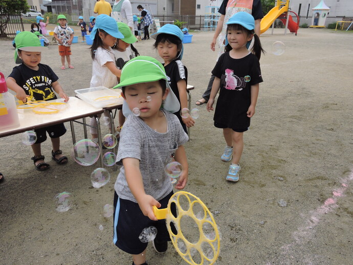 写真 シャボン玉で遊ぶ男児