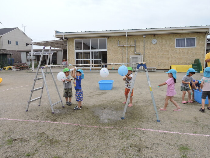 写真 水鉄砲で遊ぶ幼児