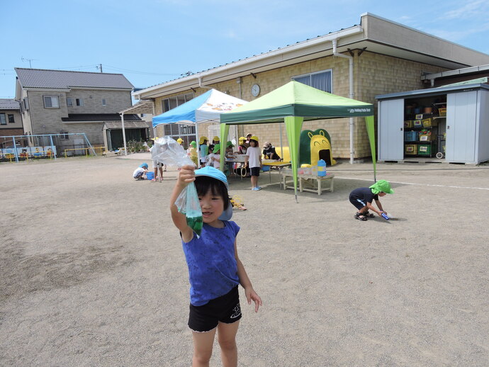 写真 色水で遊ぶ女児