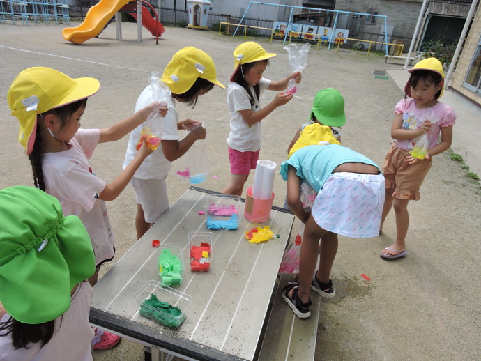 写真 色水を作る幼児