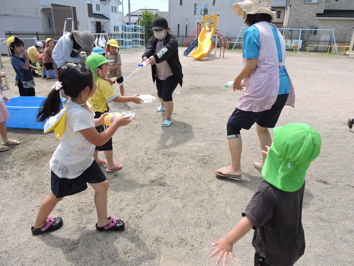 写真 水鉄砲で遊ぶ幼児