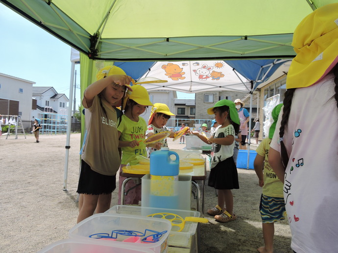 写真 シャボン玉で遊ぶ幼児