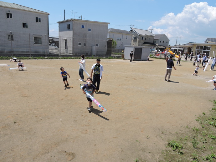 写真 風船を飛ばして遊ぶ様子