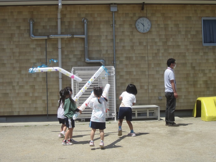 写真 風船を飛ばして遊ぶ園児たち