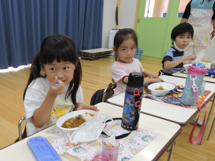 写真 カレーを食べる年長児