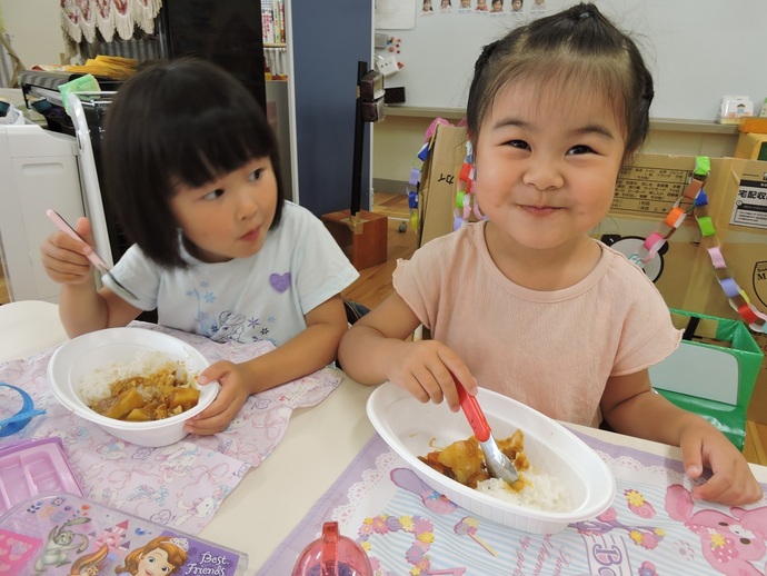 写真 カレーを食べる幼児