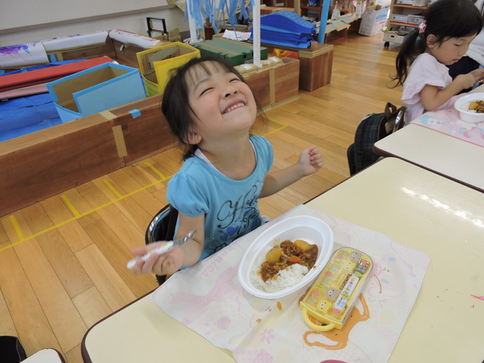 写真 カレーを食べて喜ぶ年中児