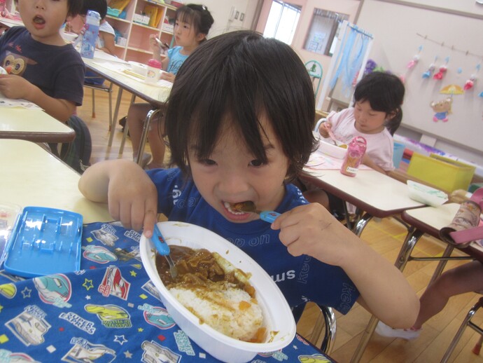 写真 カレーをほおばる年中児