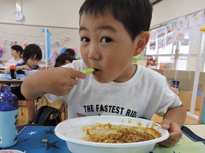 写真 カレーをほおばる年中児