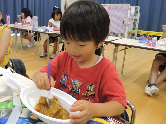 写真 カレーを食べる年長児