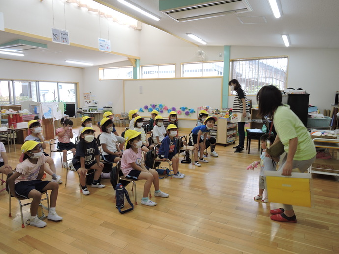 写真 絵本を見る年長児