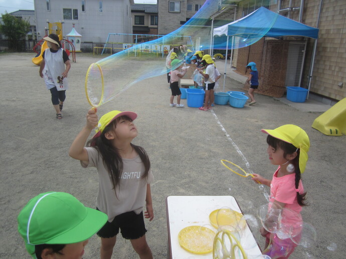 写真 シャボン玉で遊ぶ女児