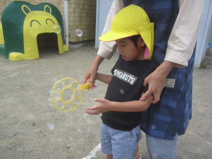 写真 シャボン玉で遊ぶ男児