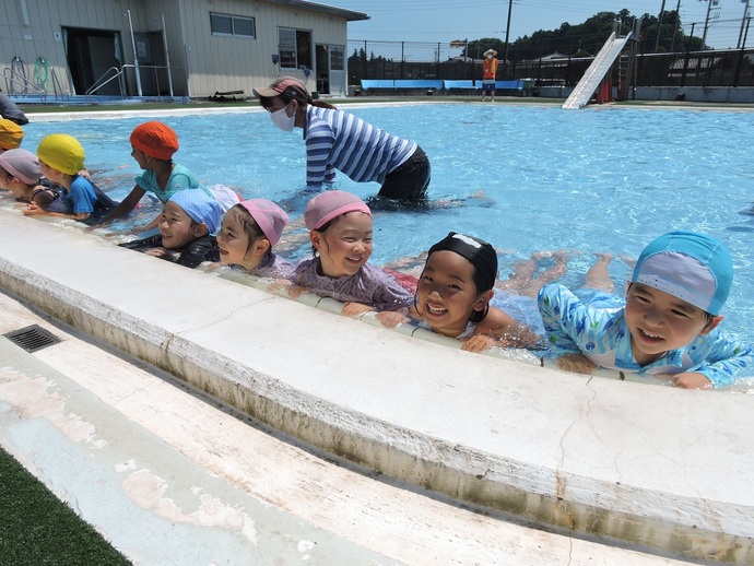 写真 プールで遊ぶ幼児