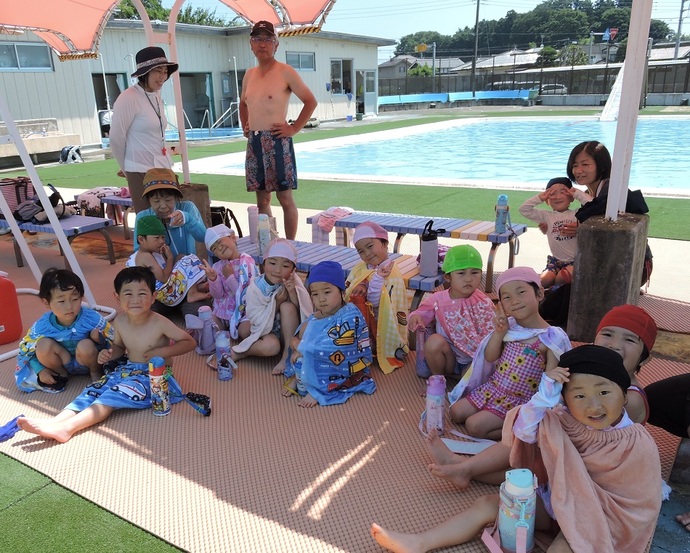 写真 休憩する子どもたち