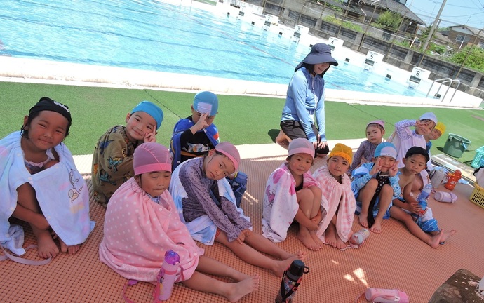 写真 休憩する幼児