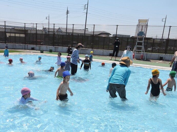 写真 水で遊ぶ幼児たち