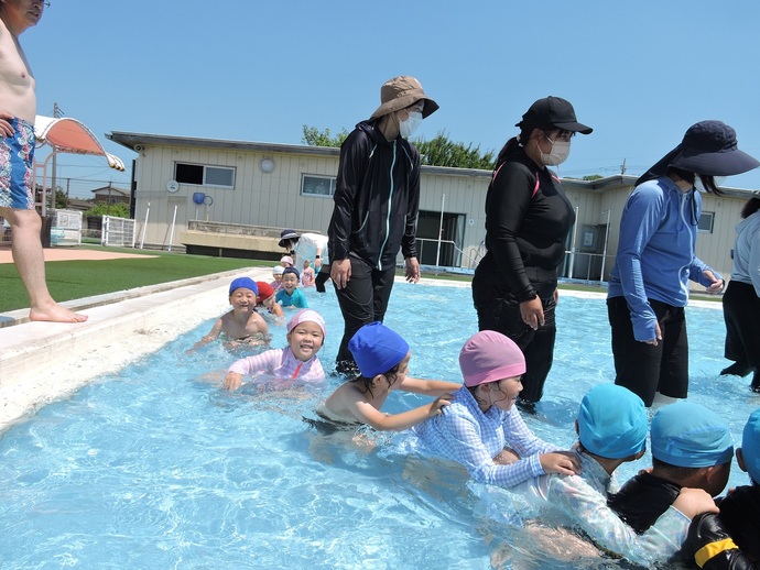 写真 水の中で遊ぶ幼児