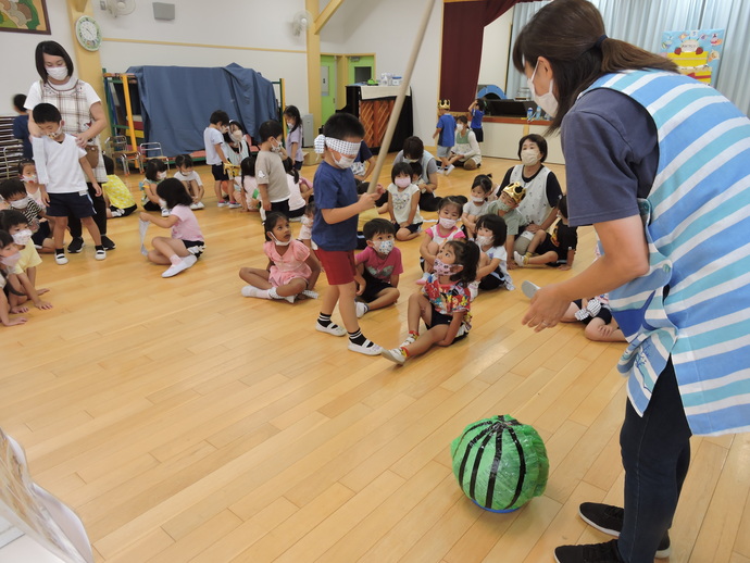 写真 すいかわりの年長さん