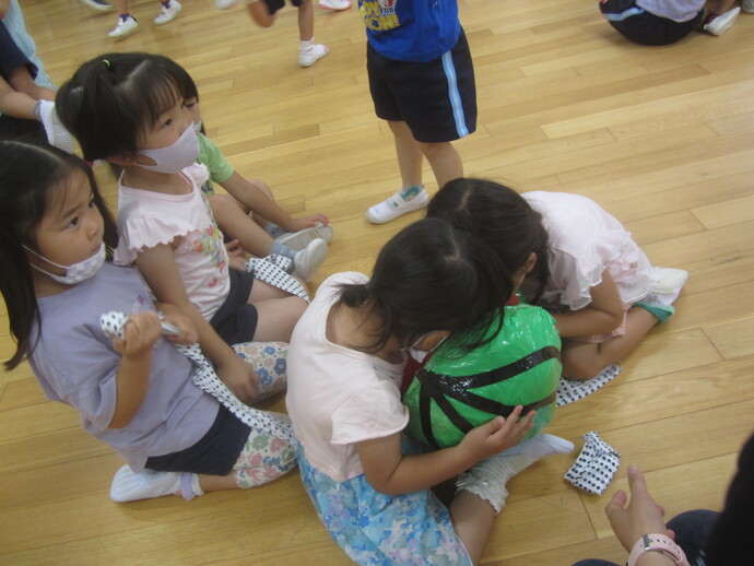 写真 割れたスイカを食べようとする幼児