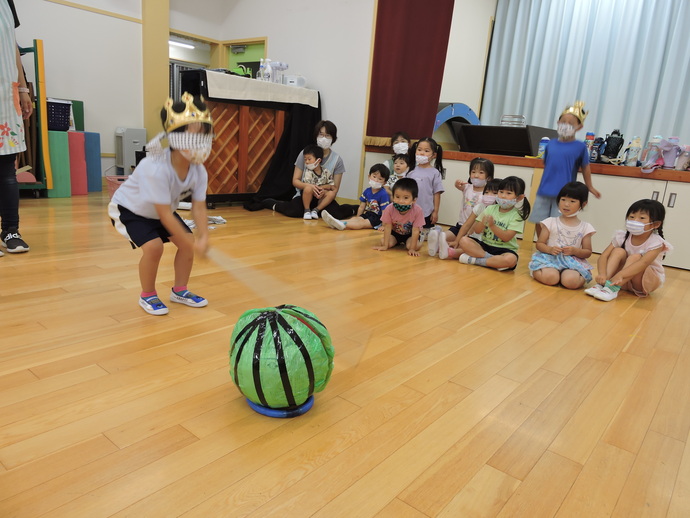 写真 すいかわりする年中さん