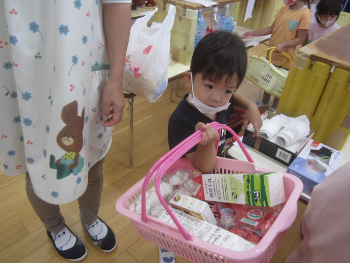 写真 買い物ごっこをする男児