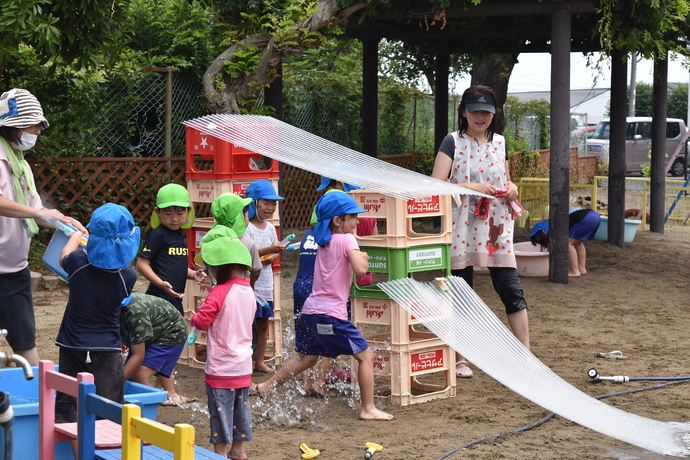 水鉄砲で遊ぶ園児