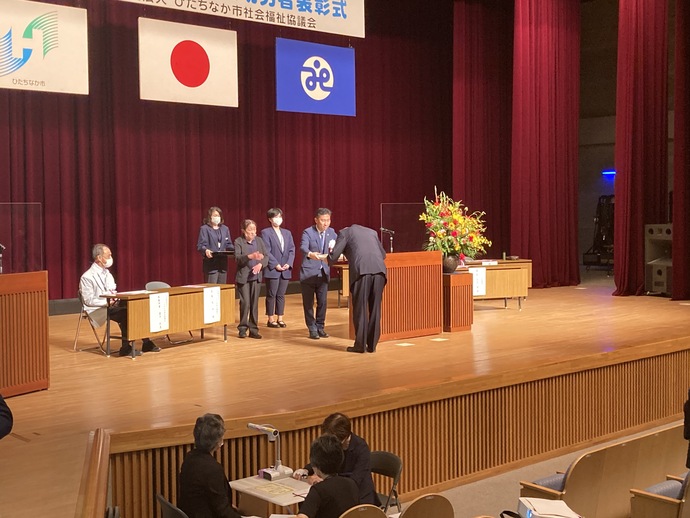 写真：賞状を授与する大谷市長