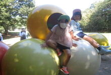 写真 たまごのオブジェで遊ぶ園児