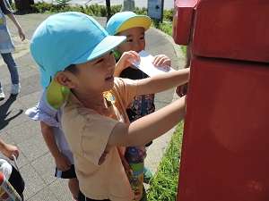 写真：手紙の投函