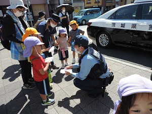 写真：お巡りさんと一緒に