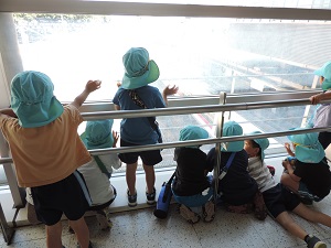 写真：電車を見送る子ども達