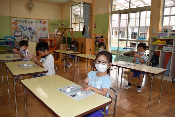 お団子を作っている6人の園児