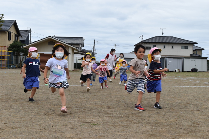 元気に走り込んでくる幼児たち