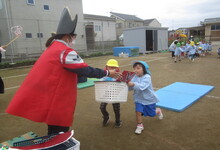 写真 縦割り競技をする子どもたち