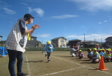 写真 リレーをする男児