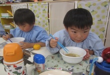 写真 芋汁を飲む幼児