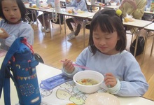 写真 芋汁を食べる年長児