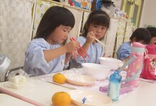 写真 芋汁を食べる女児