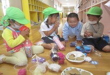 写真 餌をたべるねこごっこの子どもたち