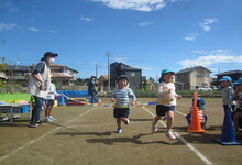 写真 かけっこする園児