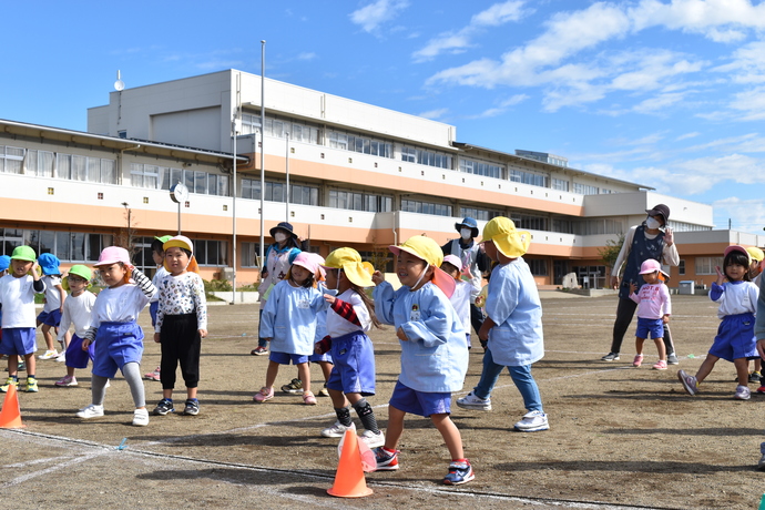 園児が体操をしている。