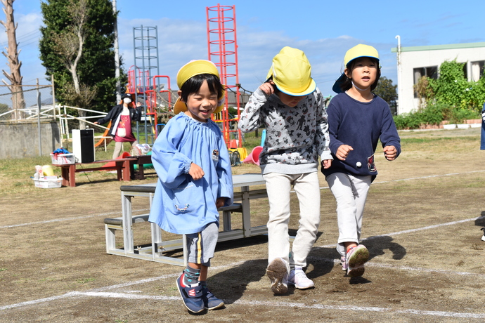 園児3人が前に出て体操をしている。