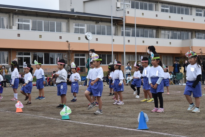 虫の冠をかぶった園児が開会式をしている。