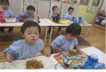 写真 お昼を食べる園児