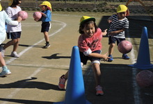 写真 ボールを投げる女児