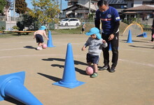 写真 コーンをねらう年中児